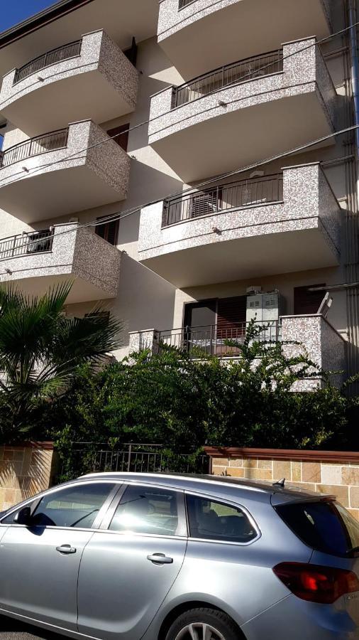 La Casa Dei Due Mari - Large Apartment With Parking Taranto Exterior photo